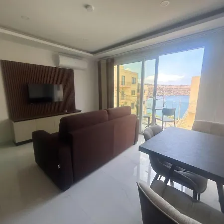 Stylish One-bedroom With Balcony & Sea Views *