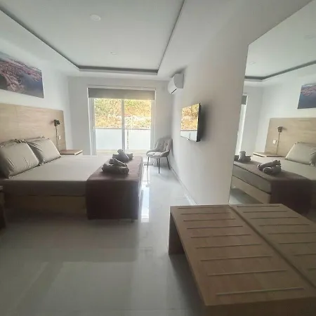 Apartment Stylish One-bedroom With Balcony & Sea Views *