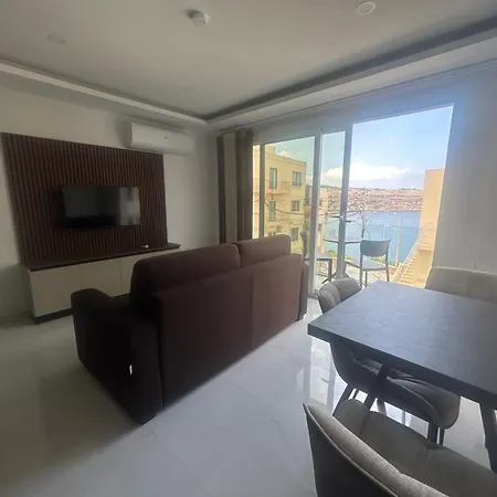 Stylish One-bedroom With Balcony & Sea Views *