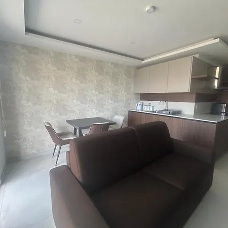 Lägenhet Stylish One-bedroom With Balcony & Sea Views