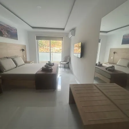 Stylish One-bedroom With Balcony & Sea Views *