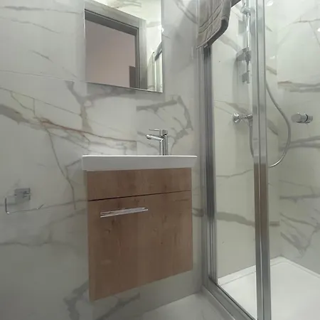 Stylish One-bedroom With Balcony & Sea Views Lägenhet