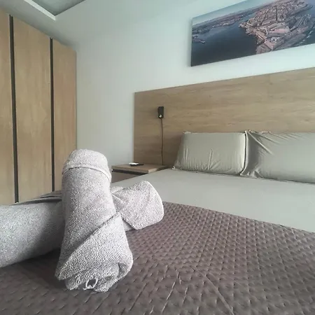 Stylish One-bedroom With Balcony & Sea Views Lägenhet