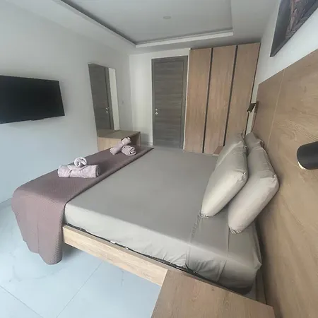 Lägenhet Stylish One-bedroom With Balcony & Sea Views