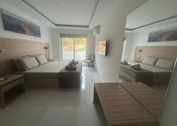 Stylish One-bedroom With Balcony & Sea Views *