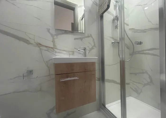 Stylish One-bedroom With Balcony & Sea Views Lägenhet