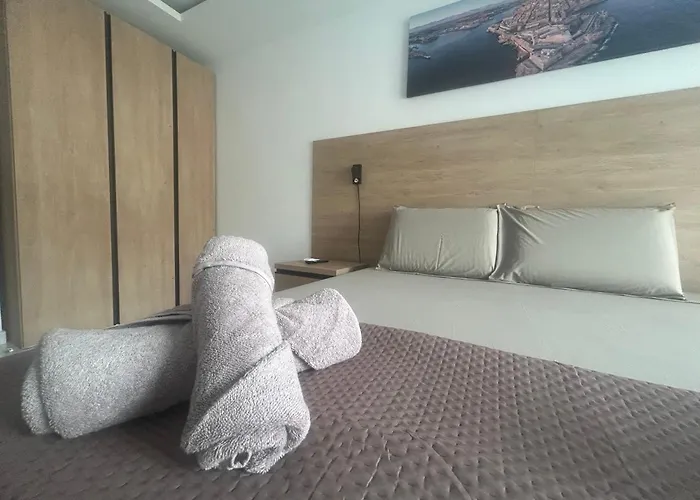 Stylish One-bedroom With Balcony & Sea Views Lägenhet