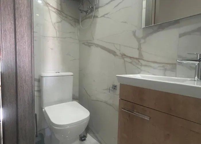 Lägenhet Stylish One-bedroom With Balcony & Sea Views *