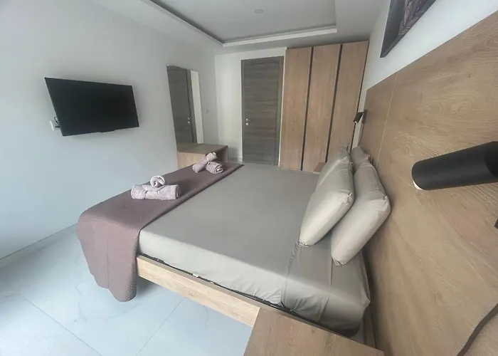 Lägenhet Stylish One-bedroom With Balcony & Sea Views